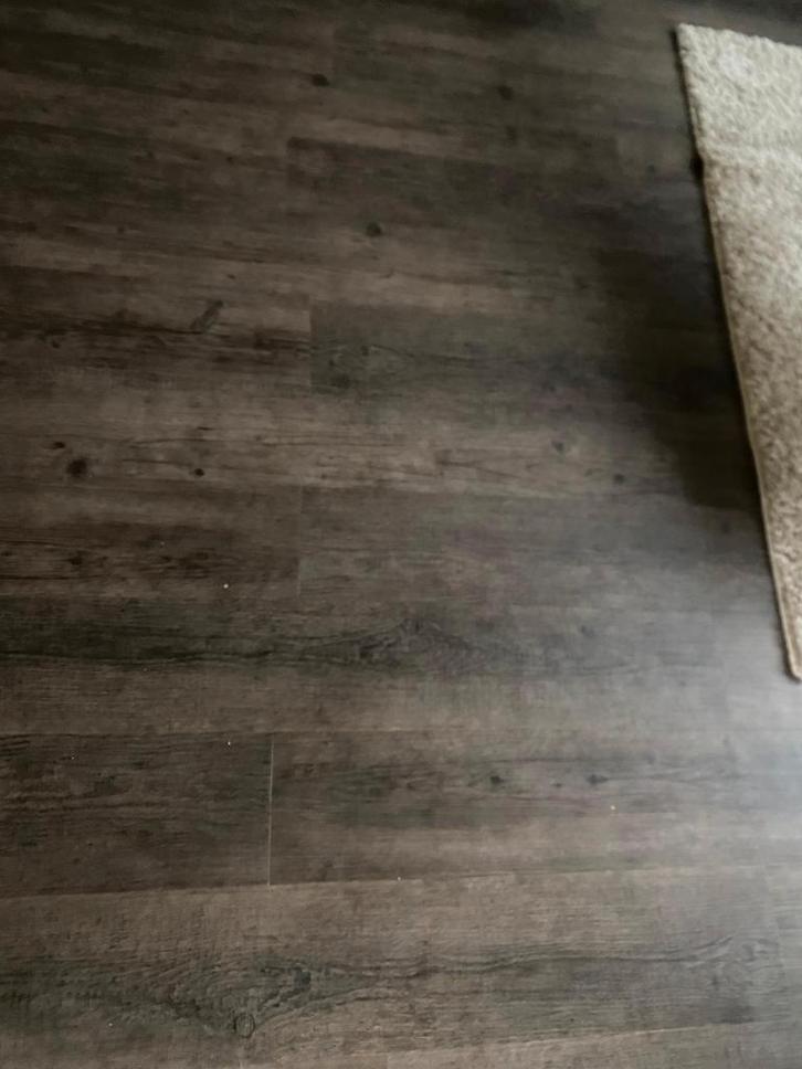GEZOCHT: Donkere klik PVC vloer, 80m2, 2e hands, Doe-het-zelf en Verbouw, Vloerdelen en Plavuizen, Gebruikt, Laminaat, Kunststof