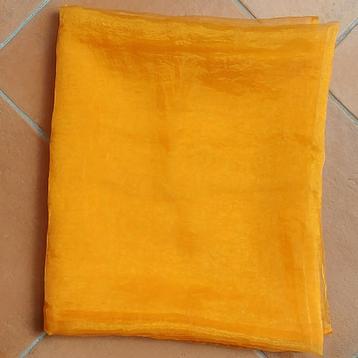 omgezoomde lap oranje tutu stof 140x160cm beschikbaar voor biedingen