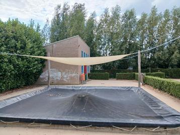 Schaduwdoek, hangt aan  4 palen beschikbaar voor biedingen