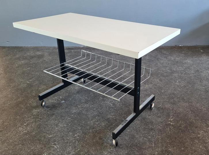 Vintage bijzettafeltje met lectuurbak en wieltjes, Verzamelen, Retro, Ophalen