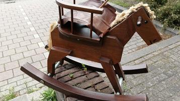 Vintage houten schommelpaard met zitje – echte eyecatcher beschikbaar voor biedingen