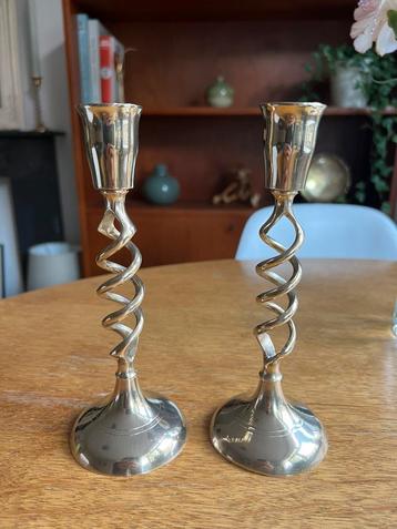 2 prachtige sierlijke vintage messing kandelaren beschikbaar voor biedingen