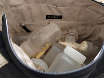 Tas vol Medela flesjes en reserve onderdelen dubbele kolf beschikbaar voor biedingen