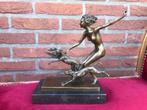 bronzen beeld:  jongedame, rennend met haar windhonden, Antiek en Kunst, Kunst | Beelden en Houtsnijwerken, Ophalen of Verzenden