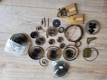 Oude klokveren, klokonderdelen diverse beschikbaar voor biedingen