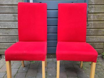 Drie gratis eetkamerstoelen (twee rode en een zwarte) beschikbaar voor biedingen