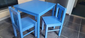 IKEA Kindertafel met 2 stoelen beschikbaar voor biedingen