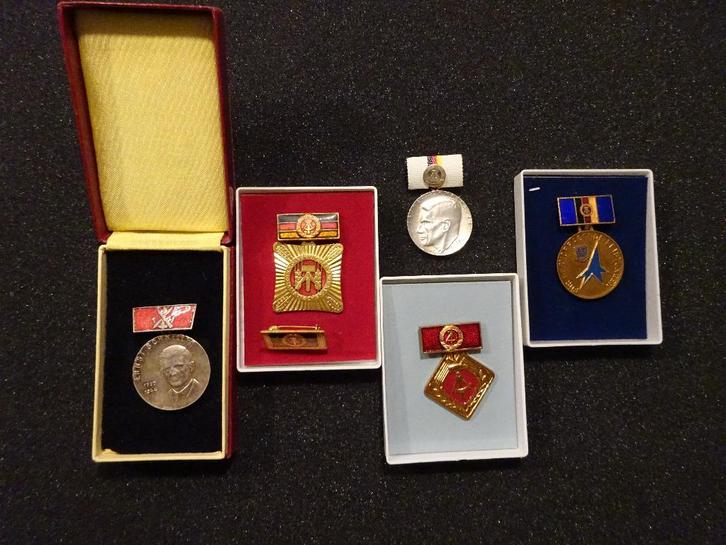 DDR: set diverse Medailles en onderscheidingen FDJ  GST, Verzamelen, Overige Verzamelen, Zo goed als nieuw, Ophalen of Verzenden