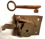 Slot valslot, voor poort of deur, ijzer, 19e eeuw, + sleutel, Antiek en Kunst, Antiek | Gereedschap en Instrumenten, Verzenden