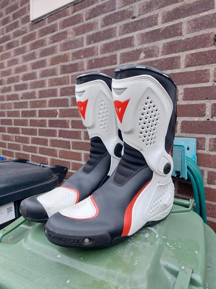 Dainese TR-Course Out motorlaarzen – mt 45 – zwart/wit/rood, Motoren, Kleding | Motorkleding, Laarzen, Heren, Tweedehands, Ophalen of Verzenden
