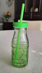 Groene glazen fles met schroefdop en rietje., Ophalen of Verzenden, Zo goed als nieuw