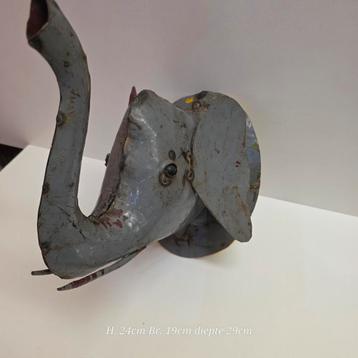 Een prachtig hang beeld van een olifant beschikbaar voor biedingen