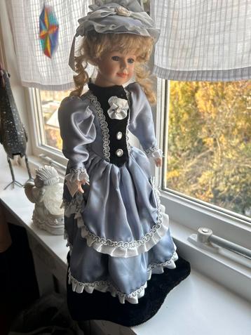 Mooie Porseleinen Pop met Nummer in Nek beschikbaar voor biedingen