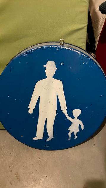 Oud “Voetgangers” Verkeersbord beschikbaar voor biedingen