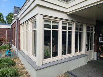 Kunstofkozijnen inclusief elektrische screens en deur beschikbaar voor biedingen