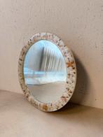 Ronde vintage spiegel schelpen in kunsthars - Bij de Tijd, Huis en Inrichting, Woonaccessoires | Spiegels, Ophalen of Verzenden
