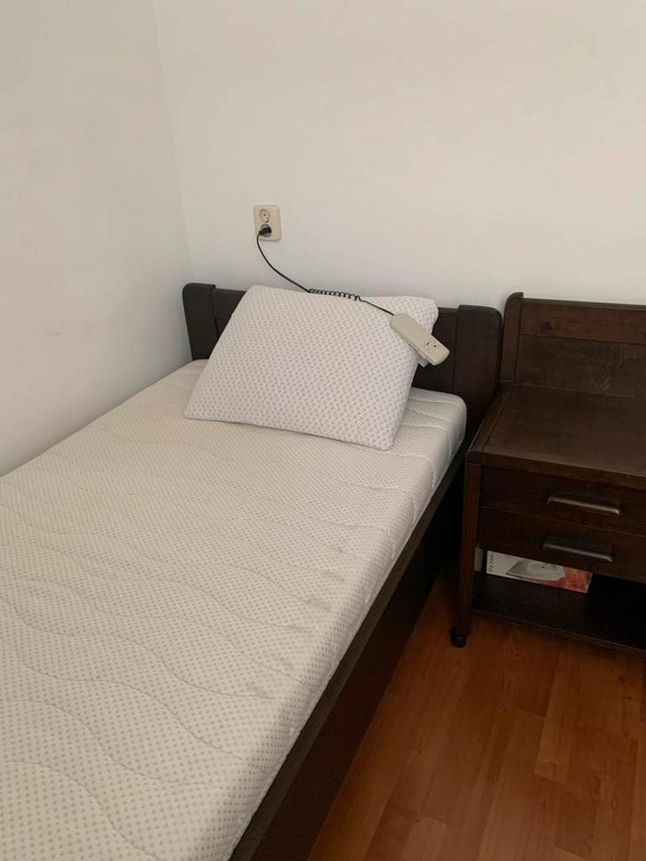 Seniorenbed met elektrische lattenbodem + nachtkastje, Huis en Inrichting, Slaapkamer | Bedden, Zo goed als nieuw, Eenpersoons