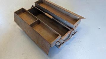 Vintage metalen gereedschapskoffer / klapbox beschikbaar voor biedingen