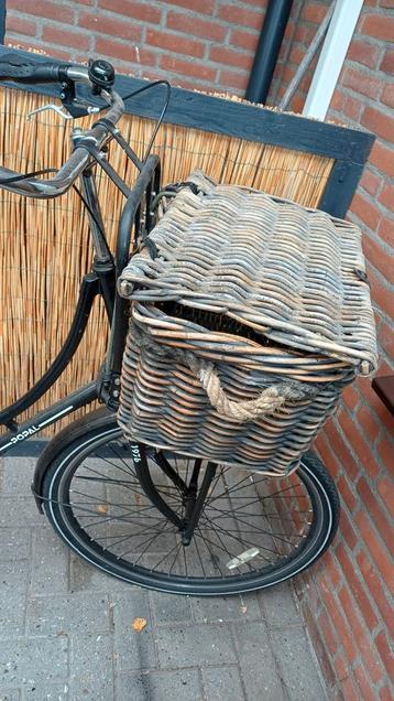 €15 Rieten fietsmand inclusief voordrager  beschikbaar voor biedingen
