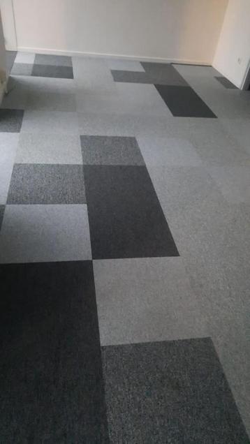 Tapijttegels 220m2 met diverse tinten grijs beschikbaar voor biedingen
