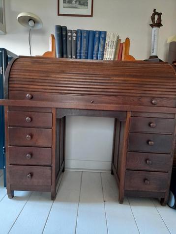 Eiken bureau met laden. beschikbaar voor biedingen