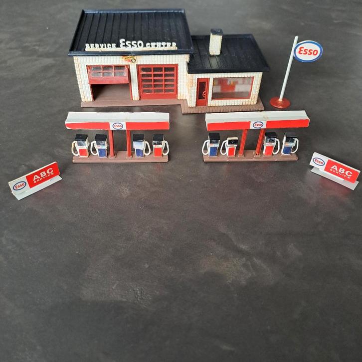 Heljan 231 Esso Servicecenter en pomp (best bijzonder), Hobby en Vrije tijd, Modeltreinen | H0, Gebruikt, Brug, Tunnel of Gebouw