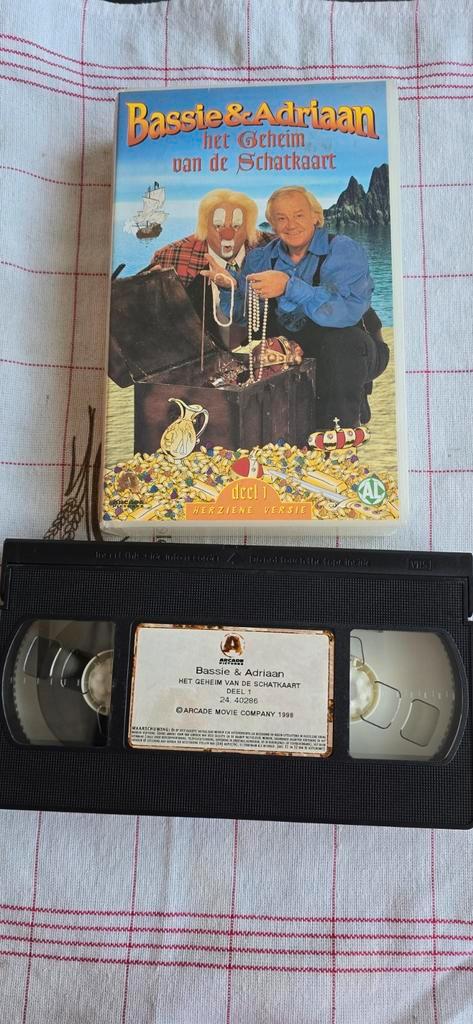 Bassie & Adriaan - Het Geheim van de Schatkaart VHS, Cd's en Dvd's, VHS | Kinderen en Jeugd, Zo goed als nieuw, Kinderprogramma's en -films