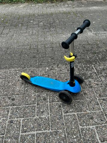 Blauwe kinderstep met 3 wielen beschikbaar voor biedingen