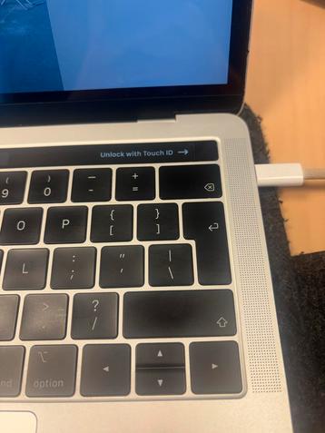 MacBook 2018 met touchbar en ID beschikbaar voor biedingen