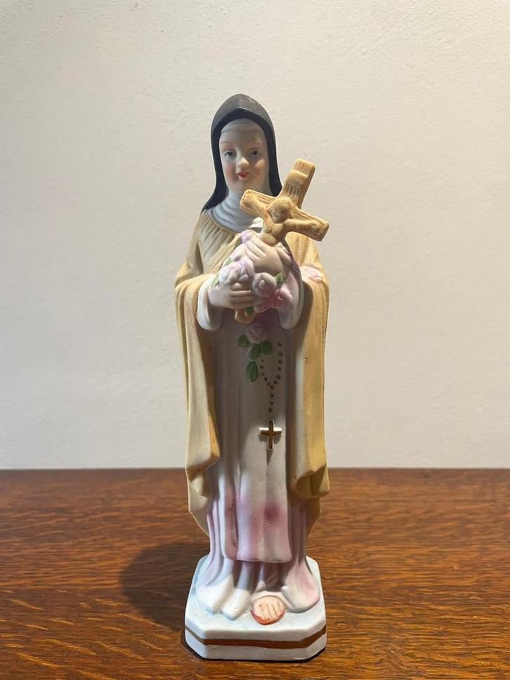 Vintage beeldje  heilige Theresia van Lisieux met rozen, Verzamelen, Religie, Zo goed als nieuw, Beeld(je), Ophalen