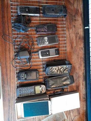 Oude Mobiele telefoons Werking niet bekend. beschikbaar voor biedingen