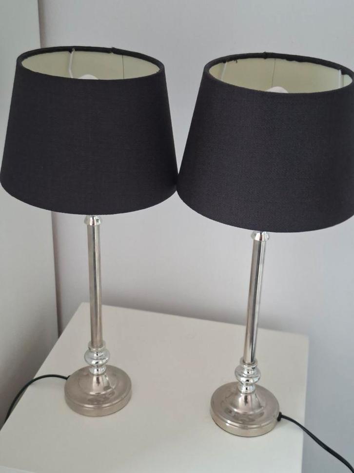 2 Tafellampen Zilveren voet en Zwarte Kap, Huis en Inrichting, Lampen | Tafellampen, Gebruikt, Minder dan 50 cm, Metaal, Stof
