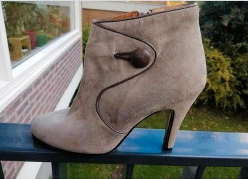Binco Alto Moda grijs suède enkellaarsje, smalle leest mt 37, Kleding | Dames, Schoenen, Zo goed als nieuw, Lage of Enkellaarzen