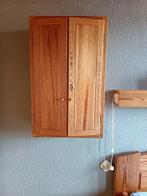 Houten wandkastje (2x) met planken waarvan 1 met deuren, Ophalen