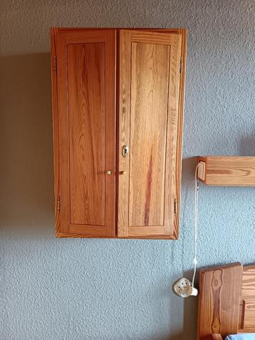 Houten wandkastje (2x) met planken waarvan 1 met deuren beschikbaar voor biedingen
