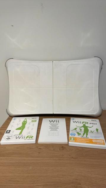 Wii fit en wii fit plus met handleiding en balance board beschikbaar voor biedingen