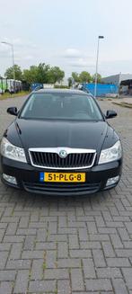 Skoda Octavia 1.2 TSI Combi 2011 Zwart, Auto's, Skoda, Voorwielaandrijving, Stof, Zwart, Origineel Nederlands