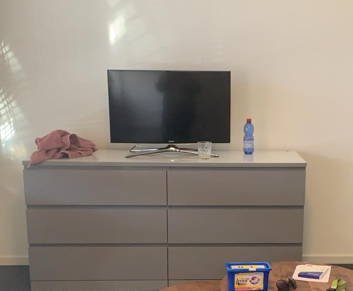 Ikea Malm Kast Grijs met Glas, Huis en Inrichting, Kasten | Dressoirs, Gebruikt, 100 tot 150 cm, 50 tot 75 cm, Met lade(s), Overige materialen