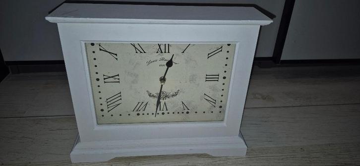 Witte brocante klok, Huis en Inrichting, Woonaccessoires | Klokken, Gebruikt, Staande klok, Analoog, Ophalen of Verzenden