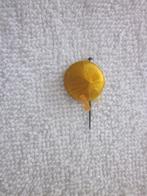 Speldje geweven knoopsgat speld oranje diameter 1,5 cm., Ophalen of Verzenden, Zo goed als nieuw, Nederland, Speld(je) of Lepel(tje)