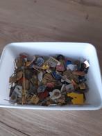Bakje met ca 350 speldjes., Verzamelen, Speldjes, Pins en Buttons, Ophalen of Verzenden, Gebruikt, Overige onderwerpen