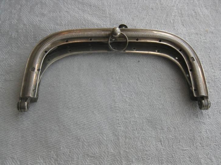 Geribbelde zilveren beursbeugel uit 1841. In prima staat., Antiek en Kunst, Antiek | Goud en Zilver, Zilver, Ophalen of Verzenden