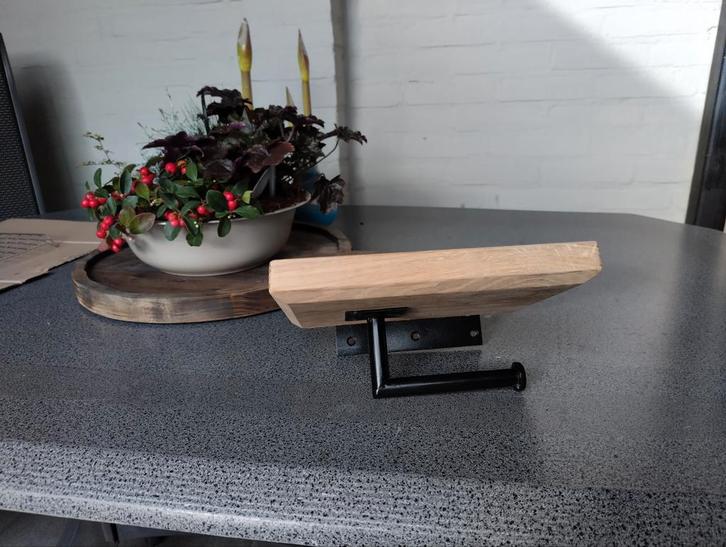 Toiletrolhouder met eiken houten plancet - Stoer & Handig!, Huis en Inrichting, Badkamer | Badtextiel en Accessoires, Nieuw, Handdoekenrek