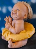 Pop. Jongen met zwemband. 31 cm. Ca '40/'60. RARE., Ophalen, Zo goed als nieuw, Pop