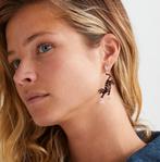 Single Hazel Tiger Earring 14K Anna + Nina X Romy Boomsma, Sieraden, Tassen en Uiterlijk, Oorbellen, Bruin, Ophalen of Verzenden