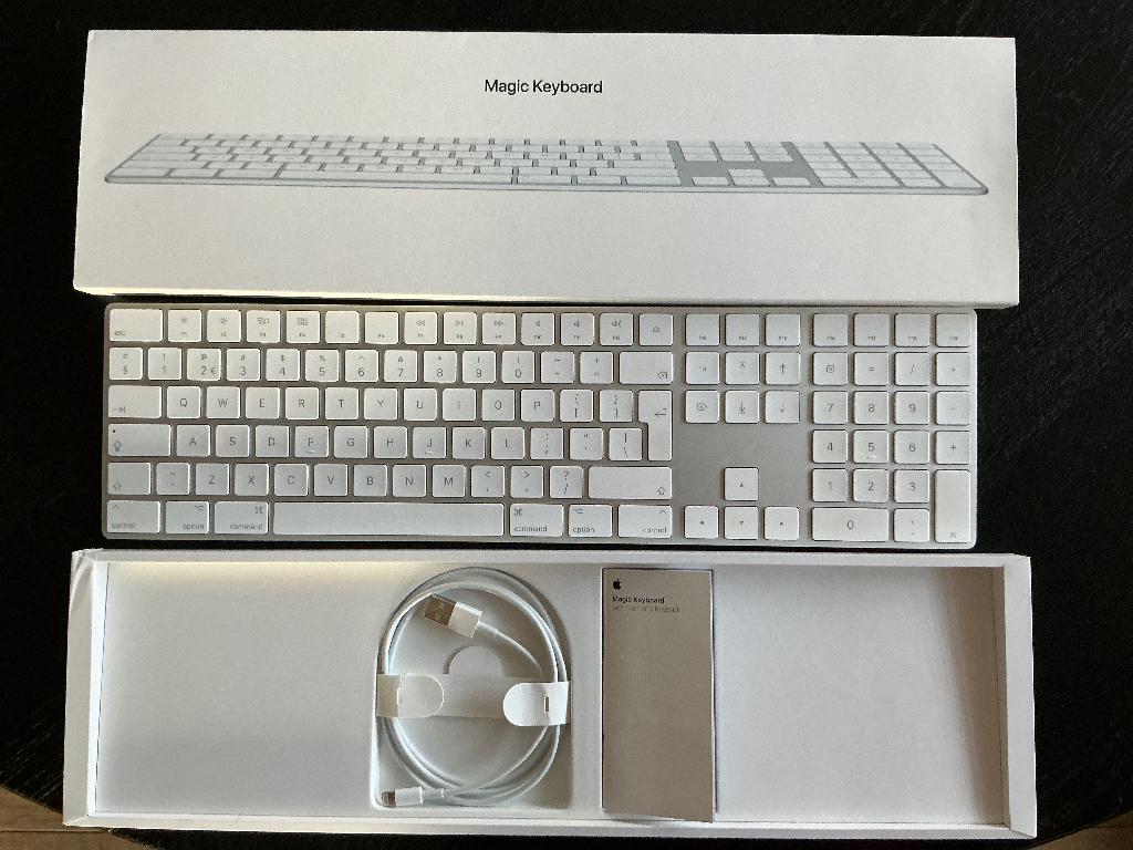 Apple Magic Keyboard with numeric keypad, Computers en Software, Toetsenborden, Ophalen of Verzenden, Zo goed als nieuw, Draadloos