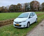 Toyota Yaris 1.3 16V Vvt-i 5DR 2013 Wit, Auto's, Toyota, Voorwielaandrijving, Stof, 40 €/maand, Zwart