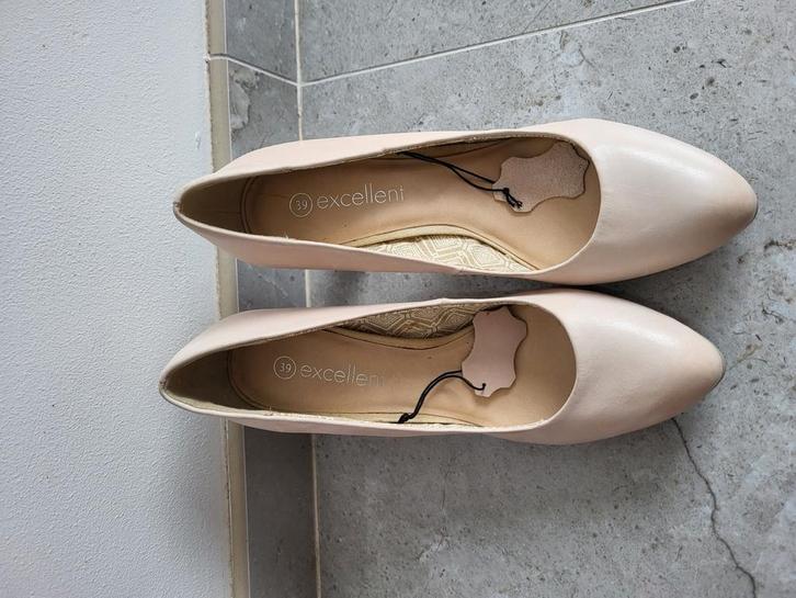 Elegante pumps in beige – maat 39, Kleding | Dames, Trouwkleding en Trouwaccessoires, Zo goed als nieuw, Schoenen, Beige, Ophalen of Verzenden