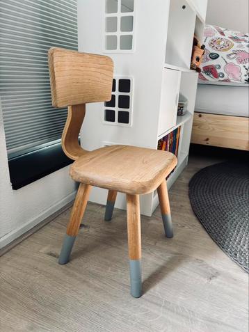 Opgeknapt vintage houten schoolstoeltje beschikbaar voor biedingen