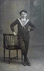 Fotokaart - Ondeugend kijkende jongen., Gebruikt, Verzenden, Foto, Voor 1940